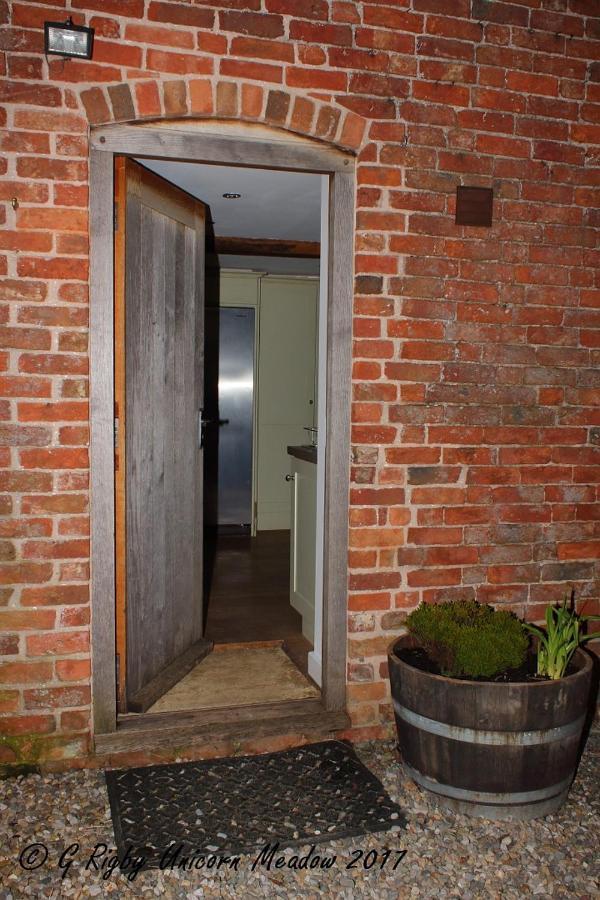 Narnia Villa Wem Bagian luar foto