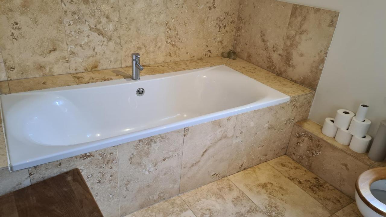 Narnia Villa Wem Bagian luar foto